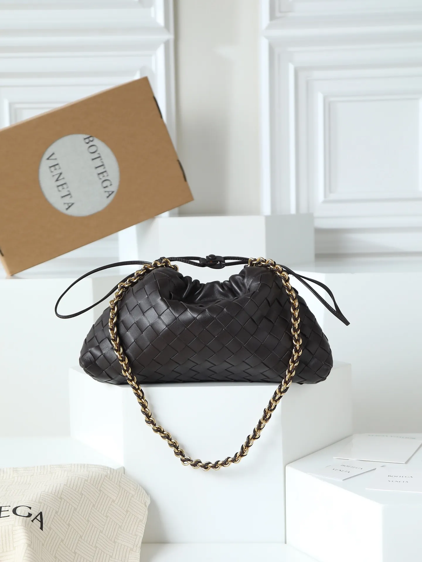 p1600. BOTTEGA VENETA 2025 new women's Dustbag Notte clutch. Dustbag, which has been very popular since its launch, has a chain clause! ! The hand-carrying method is reminiscent of the classic bag type Pouch , light and elegant, the retained drawstring design can be used as a bag, and the chain is longer, which is very suitable for sisters who like to carry their hands cross-body with their hands free. No matter which way you carry it, you can change the way you carry it according to the occasion and your mood of the day, which can make the overall outfit more fashionable🪄🪄The body of the bag has also been widened. It is the rainy season and the weather is hot, so it can easily accommodate small umbrellas and water bottles. The interior is made of nylon, which is light and comfortable to carry, and is very suitable for summer use. Style number: 839394 Size: 33*19*8cm